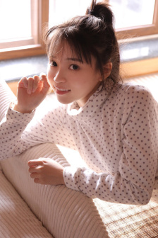 野外吮她的花蒂两男一女